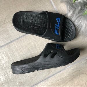 NWOB Fila kids’ slides in black and blue. Size 12